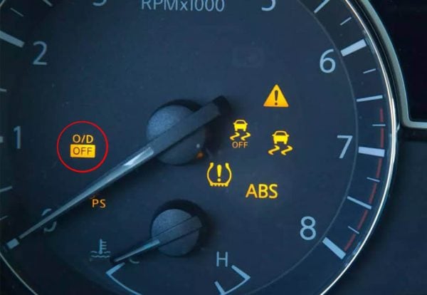 ¿Qué significa el botón ‘O/D Off’ o ‘Hold’ en un carro automático y cuándo activarlo?