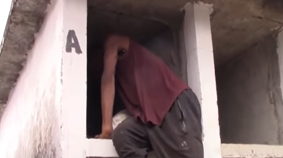 El hombre pide apoyo para salir del lugar y continuar con sus estudios.