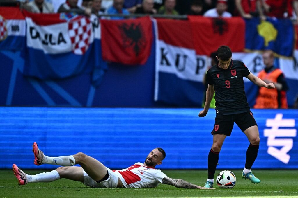 El centrocampista croata #11 Marcelo Brozovic lucha por el balón con el delantero de Albania #09 Jasir Asani (R) durante el partido de fútbol del Grupo B de la UEFA Euro 2024 entre Croacia y Albania en el Volksparkstadion de Hamburgo el 19 de junio de 2024. (Foto de GABRIEL BOUYS / AFP)