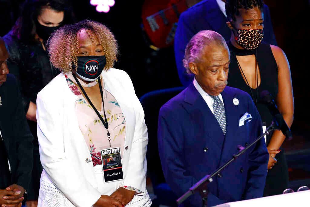 El reverendo Al Sharpton añadió las autoridades tenían que rendir cuentas.  "¡Se acabó el tiempo para que pongan pretextos! ¡Se acabó el tiempo para que intenten demorar las cosas! ¡Se acabó el tiempo de las palabras y las promesas vacías! ¡Se acabó el tiempo para obstaculizar al brazo de la ley”, dijo. En el servicio funerario estuvieron presentes el reverendo Jesse Jackson, la senadora Amy Klobuchar y miembros del Congreso, incluyendo a las representantes Ilhan Omar, Sheila Jackson-Lee y Ayana Pressley. Entre las celebridades también acudieron T.I., Ludacris, Tyrese Gibson, Kevin Hart, Tiffany Haddish y Marsai Martin. Foto: Julio Cortez / AP