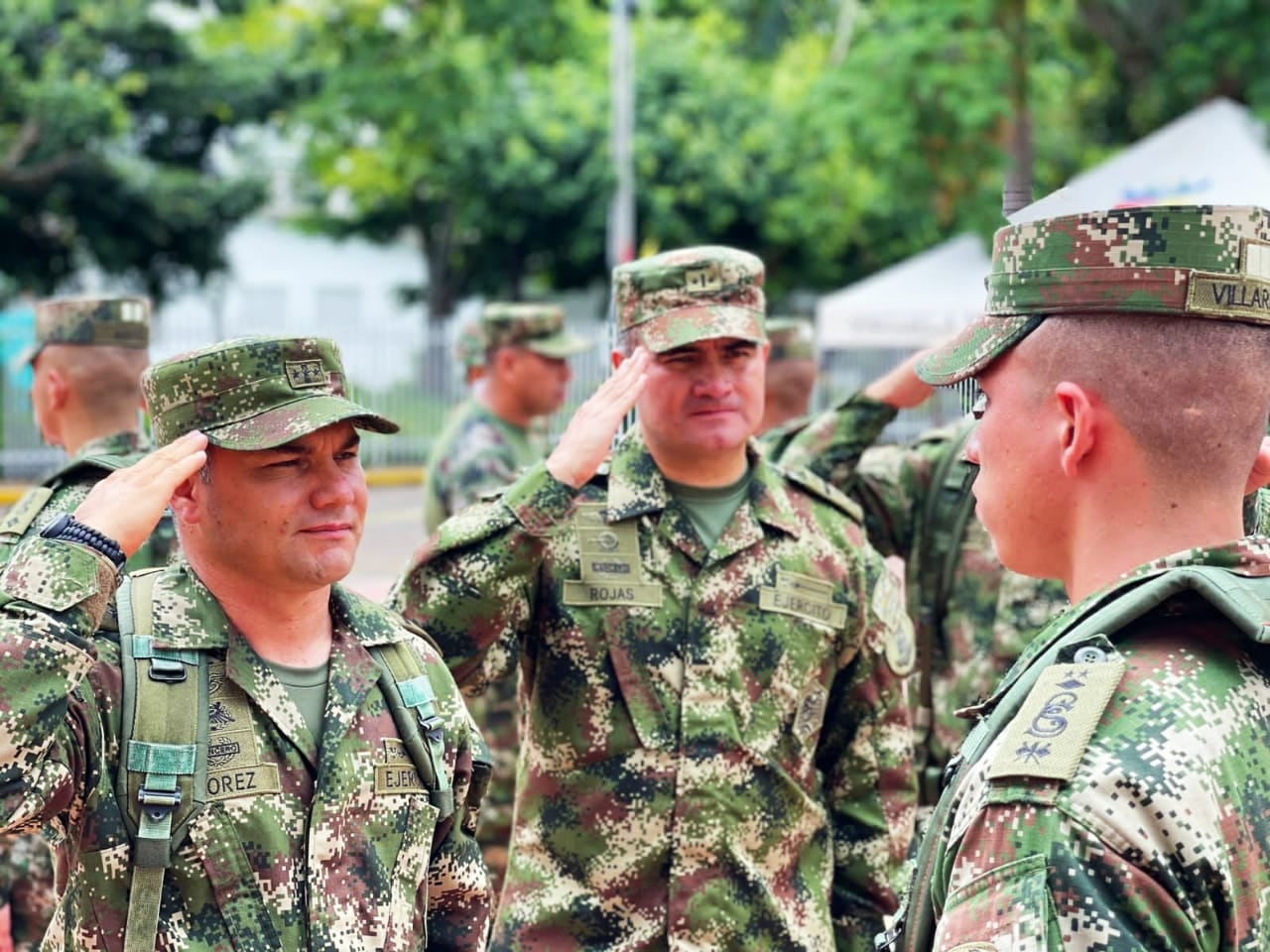 El servicio militar es obligatorio para los hombres y voluntario para las mujeres.