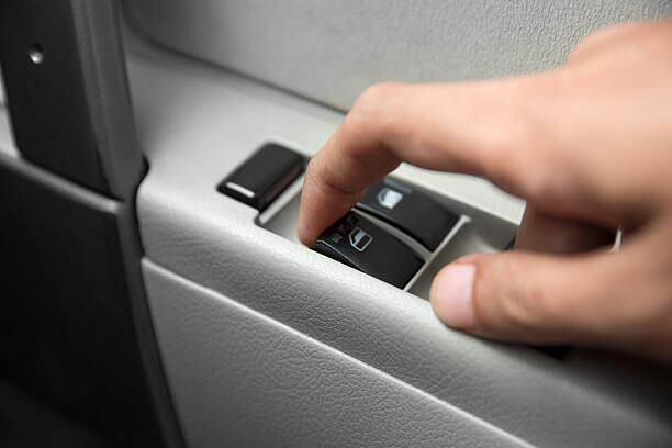 El botón o la cremallera de la ventana del carro, son uno de los elementos que cuando empiezan a fallar, hacen que al momento de bajarla o subirla no se tenga la mejor respuesta y, en cierto punto, incluso deja de funcionar.