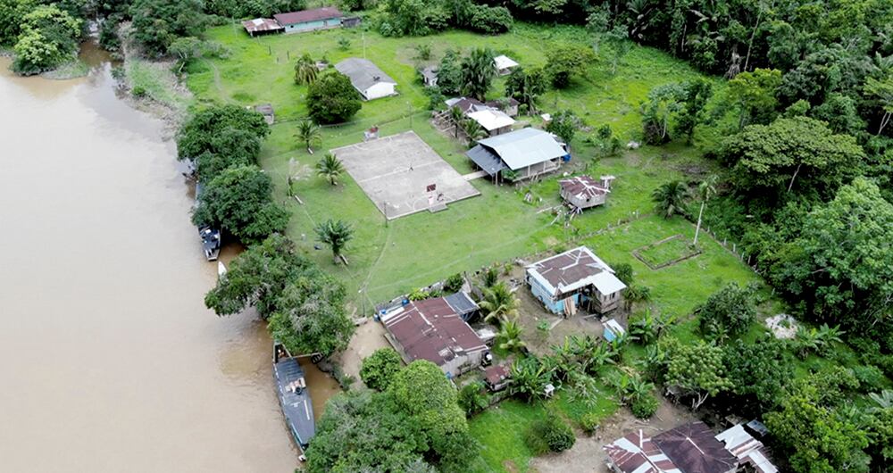   La Armada reportó en un oficio, en poder de SEMANA, que movió dos cuerpos porque estaban a punto de naufragar en el río Putumayo. En Alto Remanso, los campesinos viven de la venta de pasta base de coca porque el Estado no llegó ni antes ni después de los acuerdos de paz. Allí, según el Ejército, Bruno tiene intereses comerciales hasta en el prostíbulo.