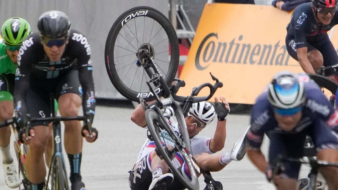 Peter Sagan de Eslovaquia se estrella en el sprint hacia la línea de meta de la tercera etapa de la carrera ciclista del Tour de Francia de 182,9 kilómetros (113,65 millas) con salida en Lorient y finalización en Pontivy, Francia, el lunes 28 de junio de 2021 (AP Photo / Christophe Ena, Piscina)