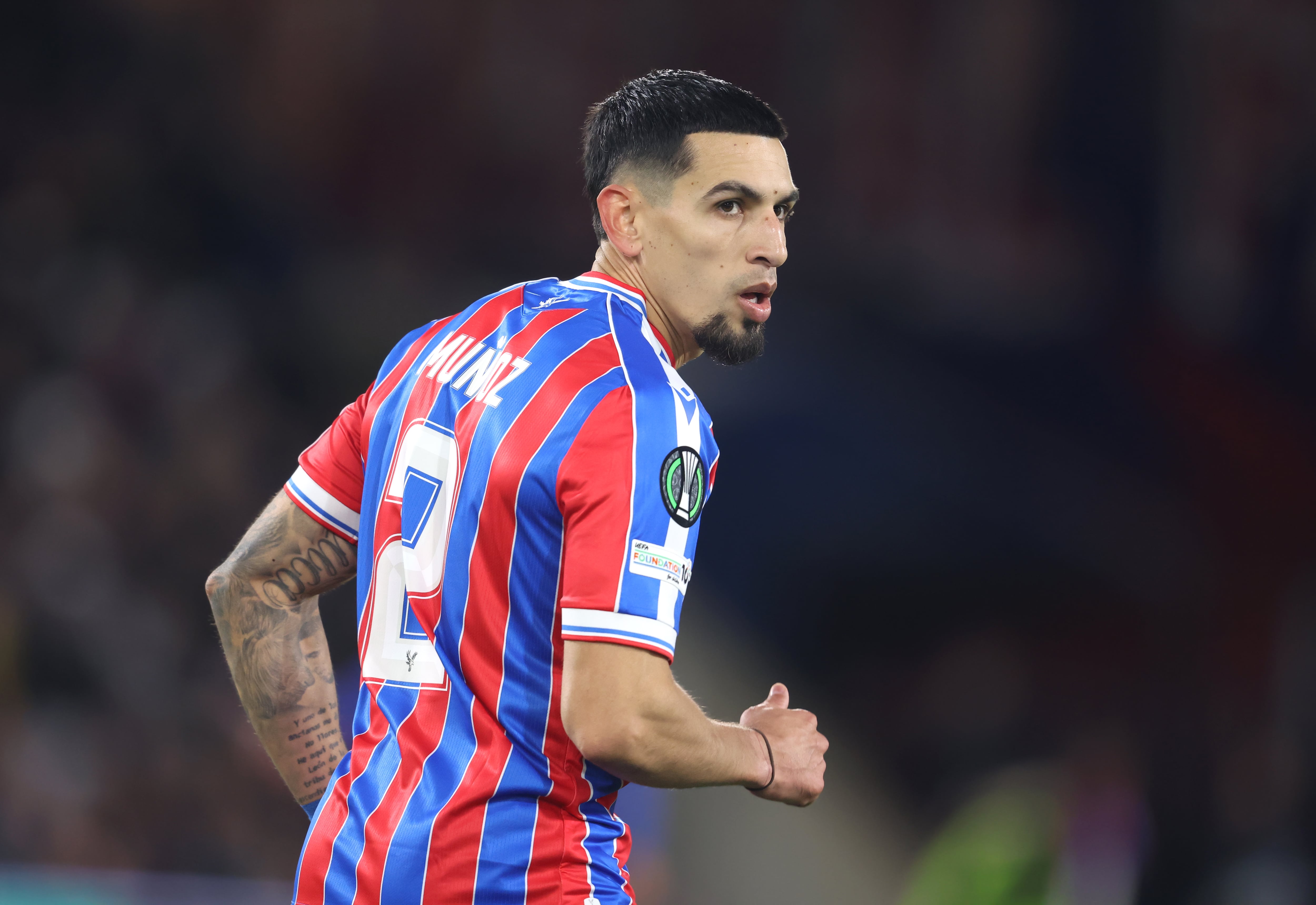 Daniel Munoz, lateral derecho colombiano del Crystal Palace, jugará los octavos de final de la Conference League.