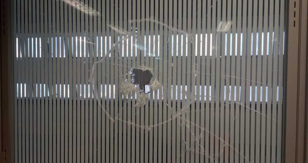 Al menos 800 pesos ingresaron al edificio con palos.