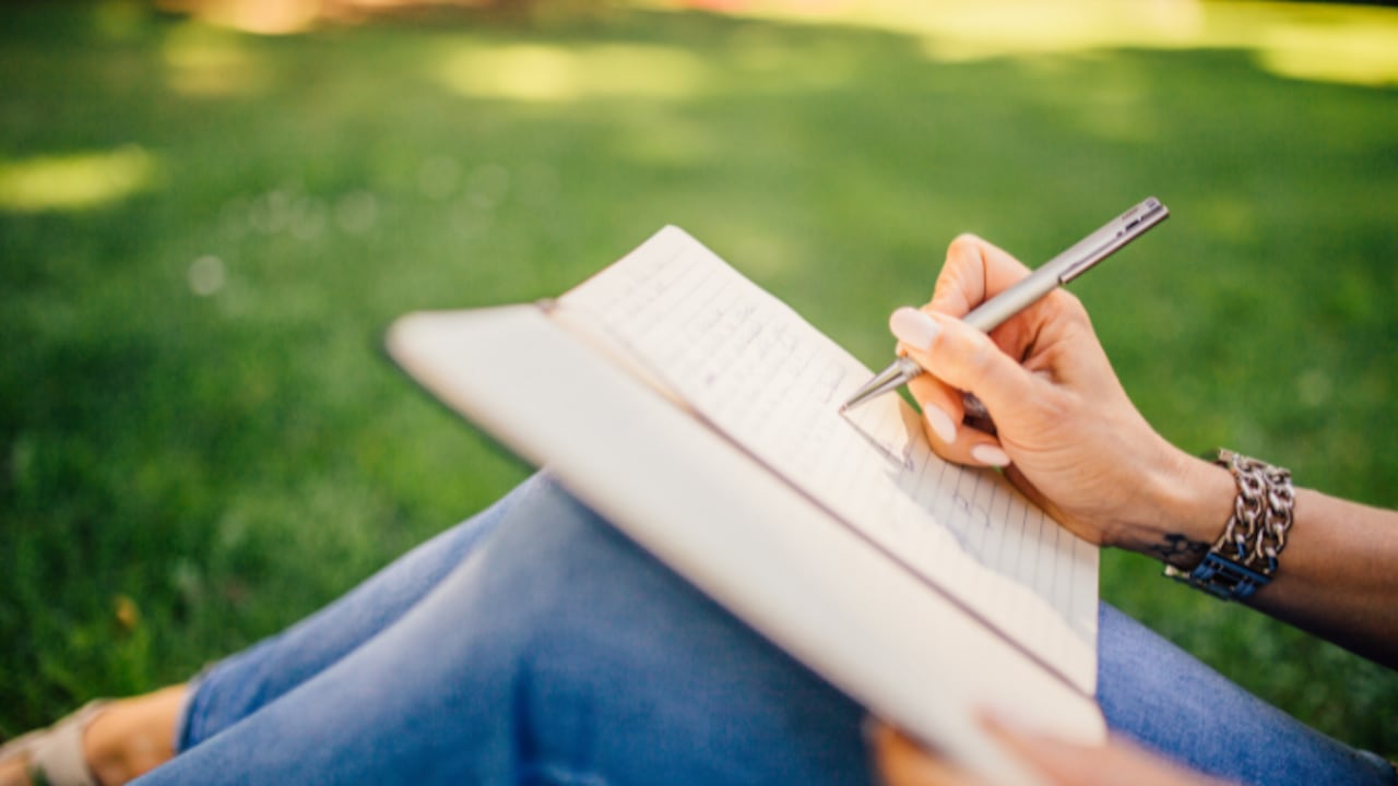¿Qué significa mezclar mayúsculas y minúsculas al escribir? Esto revela la psicología y la grafología sobre este hábito