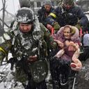 La guerra en Ucrania deja imágenes de este calibre, donde soldados de ese país ayudan a una persona de la tercera edad a evacuar la zona, para no se víctima de los bombardeos rusos.