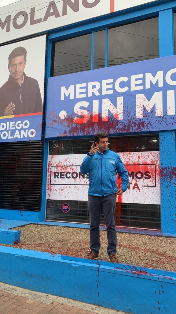 Simularon sangre regada sobre la fachada de la sede de campaña del candidato a la Alcaldía de Bogotá.