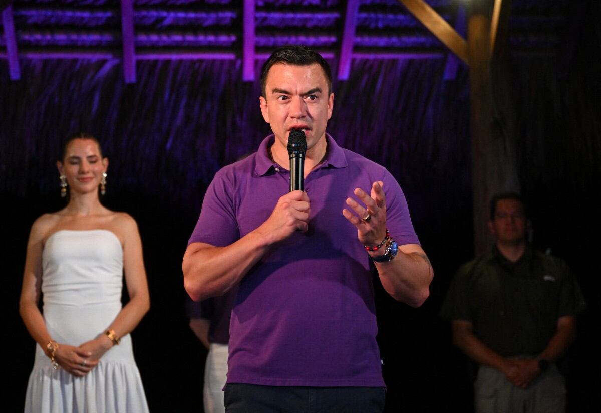 El presidente y candidato presidencial de Ecuador, Daniel Noboa, habla con sus simpatizantes junto a su esposa, Lavinia Valbonesi, en Olón, provincia de Santa Elena, Ecuador, el 13 de abril de 2025.