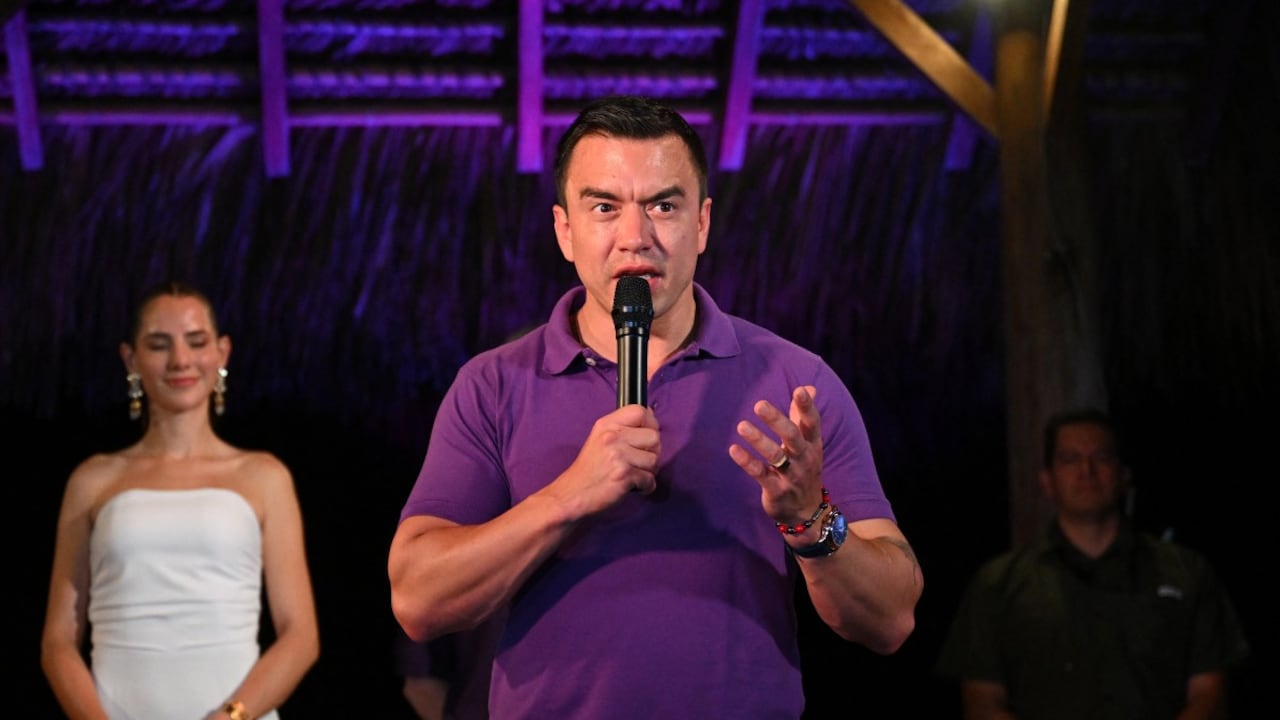 El presidente y candidato presidencial de Ecuador, Daniel Noboa, habla con sus simpatizantes junto a su esposa, Lavinia Valbonesi, en Olón, provincia de Santa Elena, Ecuador, el 13 de abril de 2025.