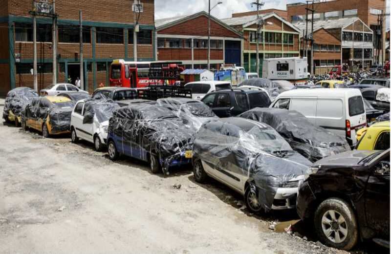 Los propietarios han tenido que cubrir los vehículos para no ser víctimas de robo. Foto: Carlos Julio Martínez / SEMANA.