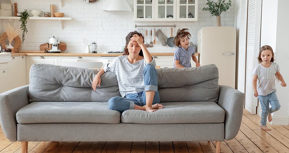 La diferencia entre una au pair y una niñera radica en el límite de edad, horas de trabajo, salario, educación, responsabilidades y el tipo de visas que emiten para que pueda viajar.