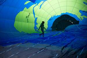 Una activista ambiental camina dentro de un globo aerostático antes de lanzarlo durante una manifestación en las afueras de una cumbre de la Unión Europea en Bruselas, el jueves 10 de diciembre de 2020. Los líderes de la UE se reúnen para una cumbre de fin de año que abordará cualquier tema, desde el clima hasta los planes de recuperación del virus. Adicionalmente, se discutirá el futuro del Brexit. Foto: Francisco Seco / AP