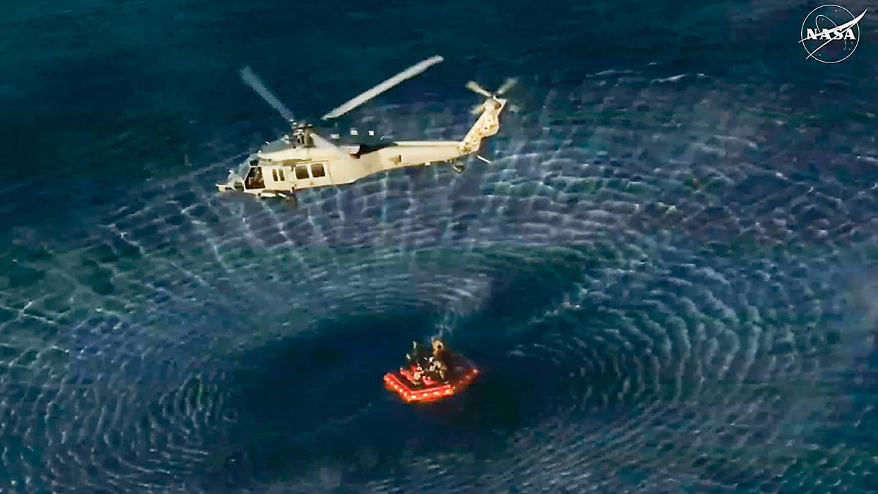 Arribo de la tripulación del  Artemis II sobre el oceáno Pacífico.