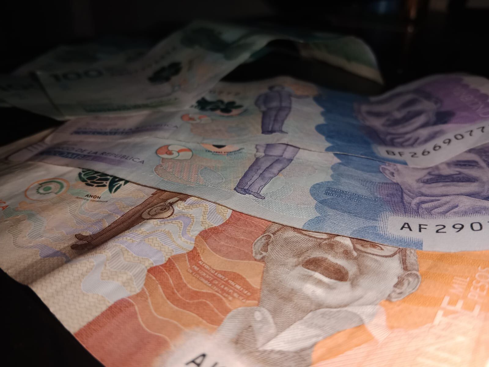 plata dinero billetes impuestos economía deuda