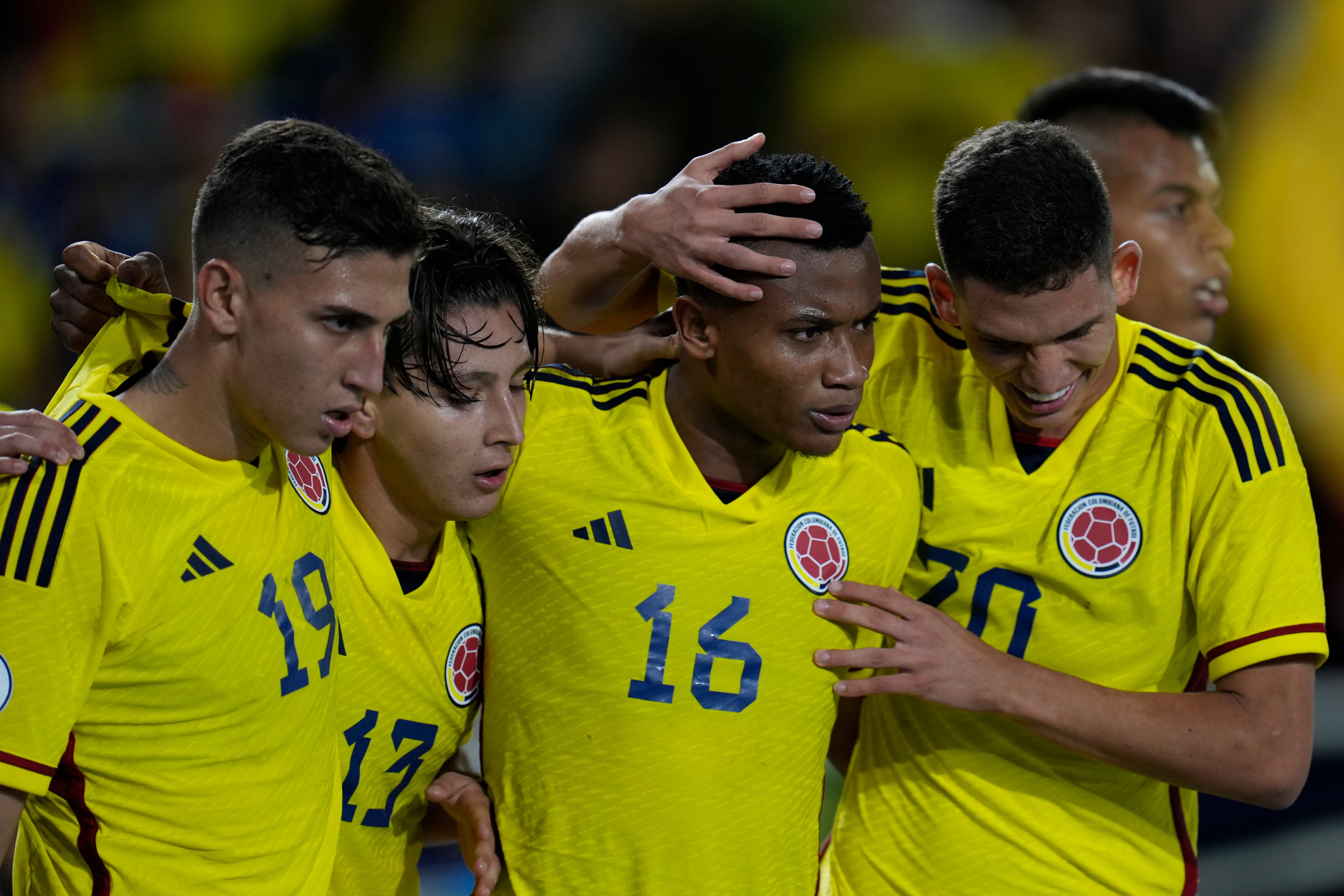 Colombia's Oscar Cortes, second from right, is congratulated by teammates after scoring his side's second goal during a South America U-20 soccer match against Peru in Cali, Colombia, Saturday, Jan. 21, 2023. (AP Photo/Fernando Vergara)