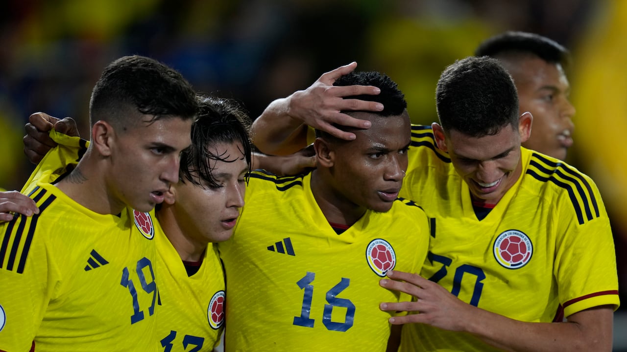 Colombia's Oscar Cortes, second from right, is congratulated by teammates after scoring his side's second goal during a South America U-20 soccer match against Peru in Cali, Colombia, Saturday, Jan. 21, 2023. (AP Photo/Fernando Vergara)