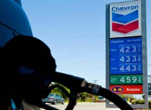 8. Chevron: El 85% de los empleados recomendarían la compañía para trabajar. El salario de un ingeniero petrolero está entre US$78.000 y US$176.000 al año. Pros: La compañía tiene un fuerte paquete de beneficios enfocados al cuidado de la salud.