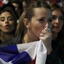 Una mujer celebra en Chile haya ganado el NO a la nueva constitución y besa la bandera del país