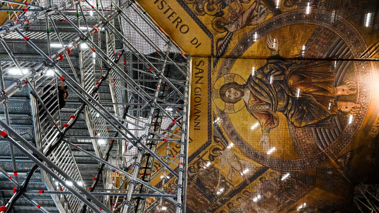"Será la primera vez que el público podrá ver esos mosaicos tan de cerca y espero que sea la última, porque significa que la restauración ha sido un éxito", explicó a AFP Samuele Caciagli, arquitecto responsable del proyecto. Foto: Vincenzo PINTO / AFP.