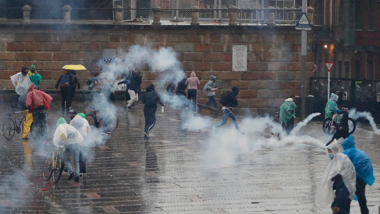 Paro Nacional en contra de la Reforma Tributaria
enfrentamiento entre Policia Esmad gases aturdidoras
Bogota abril 29 del 2021
Foto Guillermo Torres Reina / Semana