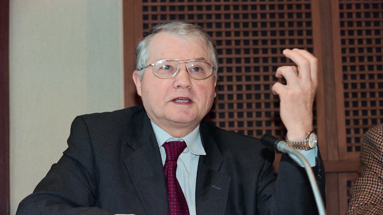 (ARCHIVOS) En esta foto de archivo tomada el 12 de febrero de 1997, el profesor Luc Montagnier, co-descubridor del SIDA, da una conferencia de prensa en París. - Rechazado tarde en la vida por teorías dudosas, el investigador Luc Montagnier, fallecido el 8 de febrero de 2022, estará asociado para siempre con el descubrimiento del virus del SIDA, que le valió el Premio Nobel de Medicina. (Foto de Pierre BOUSSEL / AFP)