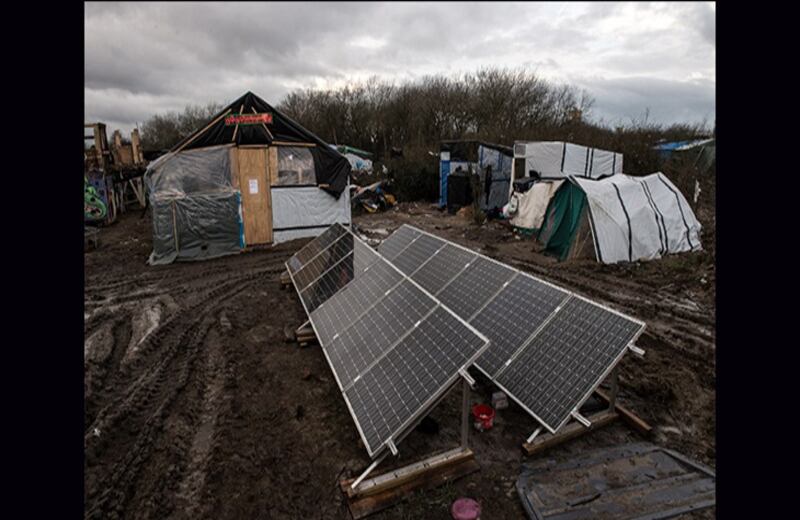 Como parte de los containers, se instalaron páneles solares cerca a las invasivas carpas de los inmigrantes. Foto: Philippe Huguen / AFP