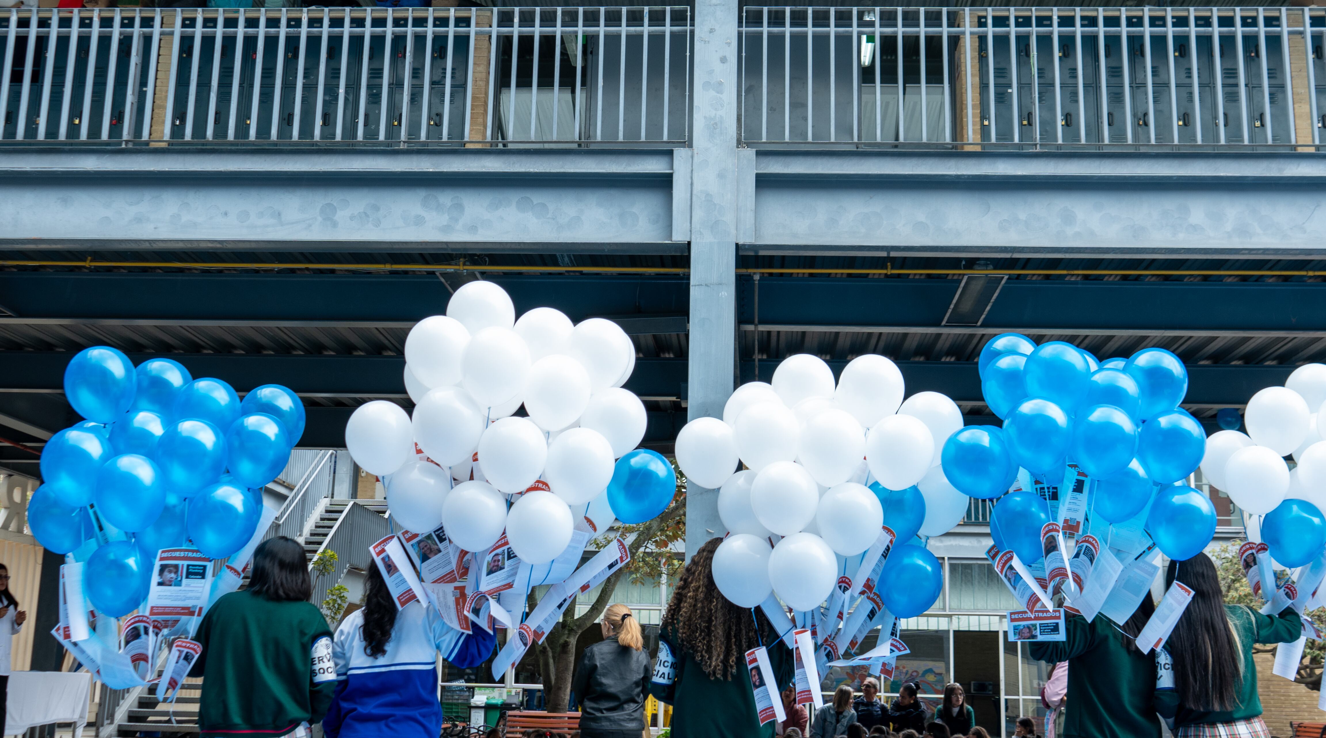 Los jóvenes estudiantes de esta institución han liberado globos al cielo, adornados con los colores de la bandera de Israel y los nombres de los 224 individuos que han sido tomados como rehenes por esta organización terrorista. Entre los cautivos, se encuentran bebés, niños, ancianos y mujeres, cuyos derechos y vidas deben ser restaurados.