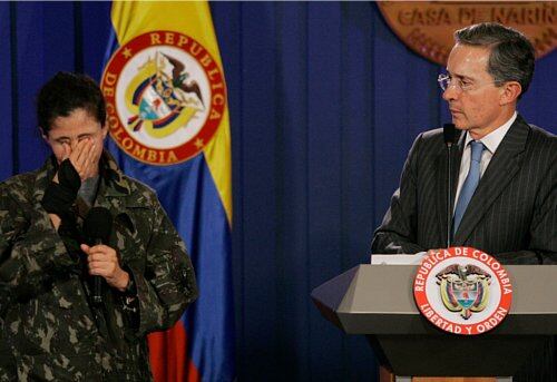 Después de los golpes a Reyes y a Iván Ríos, miembros del Secretariado, y la muerte natural del jefe de las Farc, Manuel Marulanda, las Fuerzas Armadas han seguido dando duros golpes a las Farc, tal y como se lo propuso Uribe desde su primer gobierno. El último fue la Operación Jaque, que sin causar un sólo muerto, logró el rescate de 15 personas en plena selva. Entre ellas, Íngrid Betancourt, 11 policías y soldados y los tres estadounidenses. El exceso de pantalla, sin embargo, ha empañado este gran éxito, pues ha salido a relucir que hubo varias mentiras cuando se informó sobre los hechos de la Operación.  