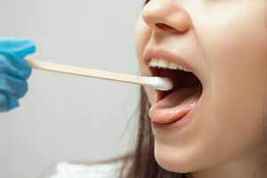 La saliva cumple funciones muy importantes para el cuidado de la boca.