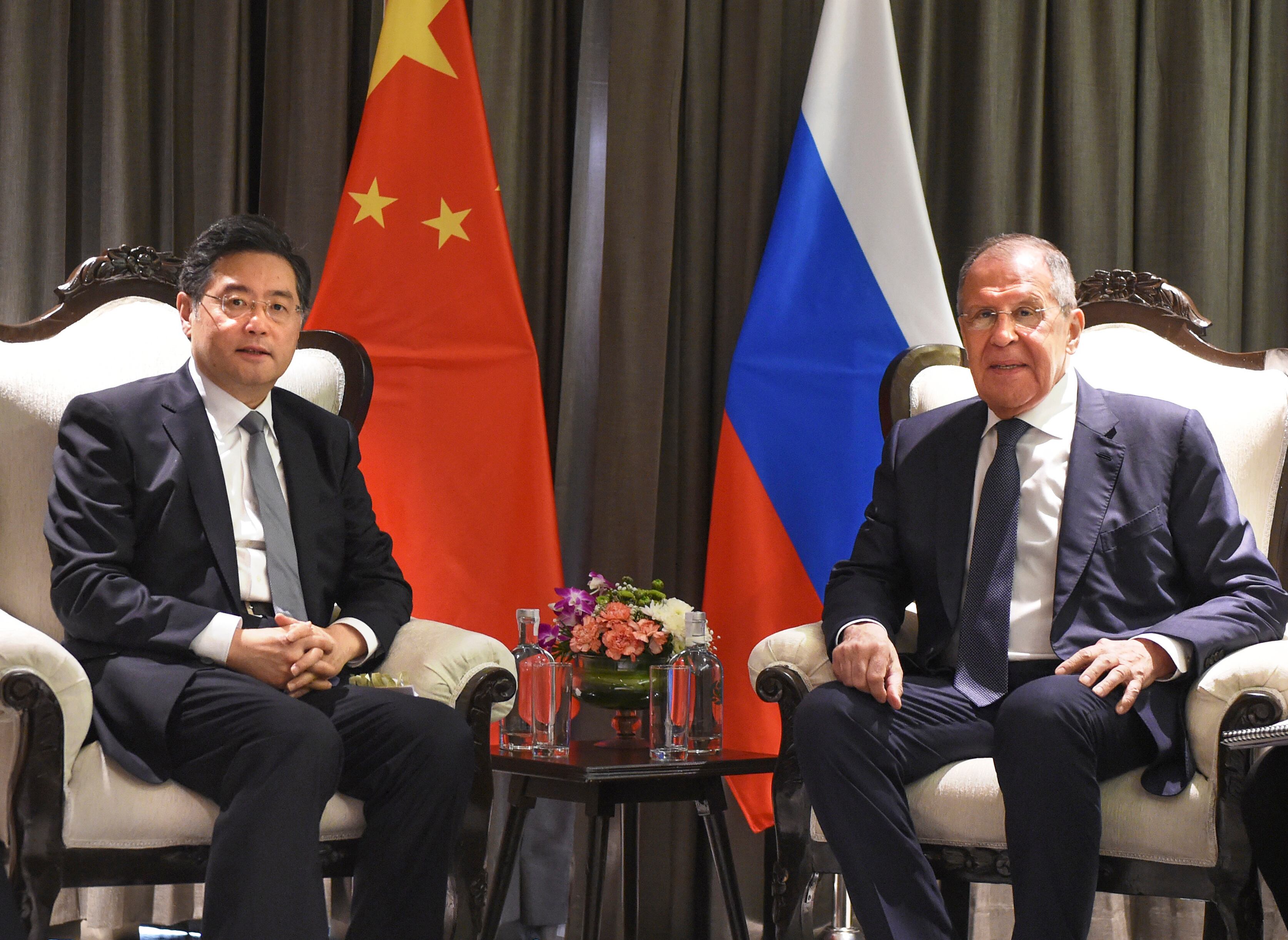 En esta foto publicada por la agencia de noticias Xinhua de China, el ministro de Relaciones Exteriores de China, Qin Gang, a la izquierda, y el ministro de Relaciones Exteriores de Rusia, Sergei Lavrov