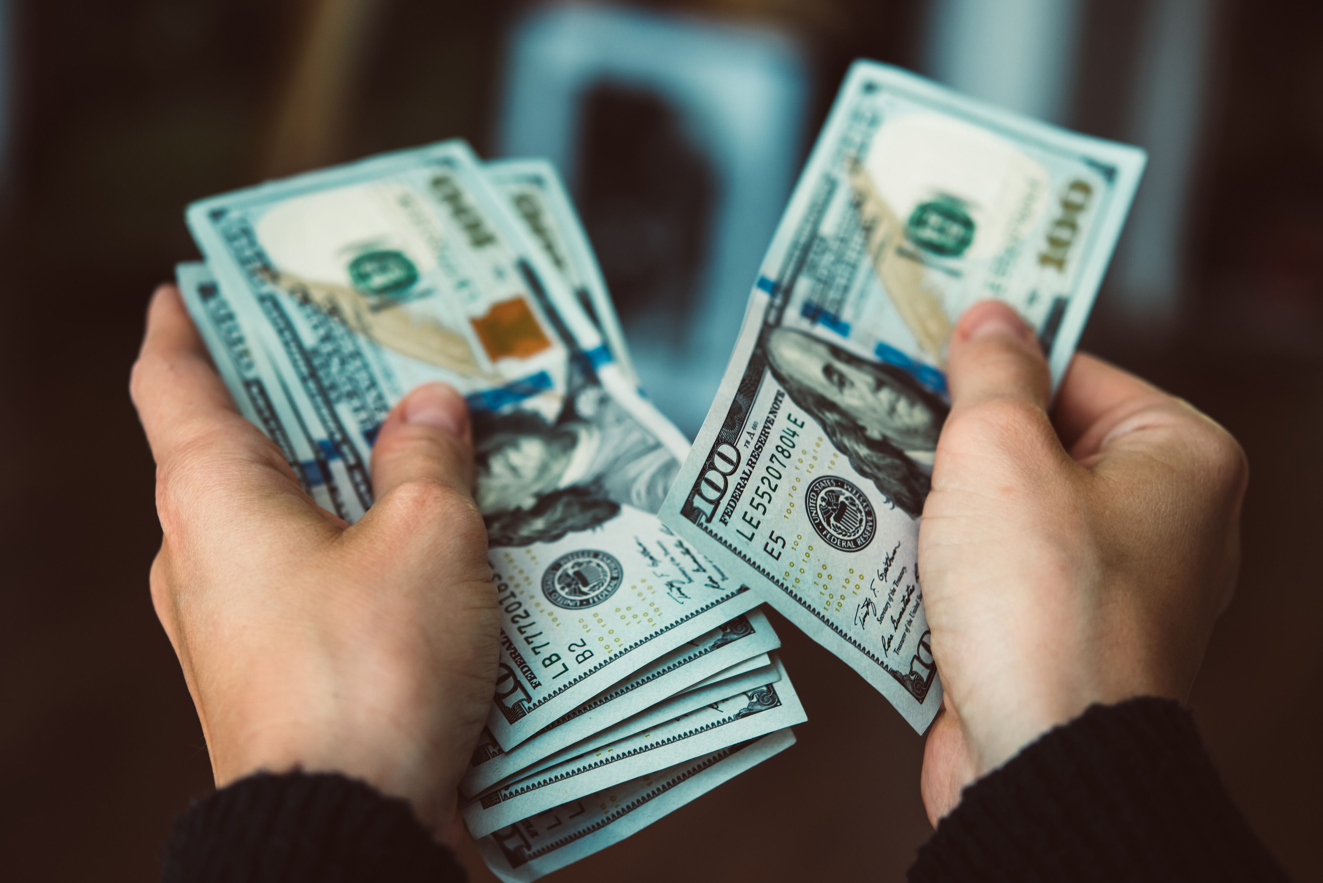 Las personas que   están próximos a viajar son quienes en estos momentos están comprando dólares. También hay quienes compran como forma de ahorro. 123 RF