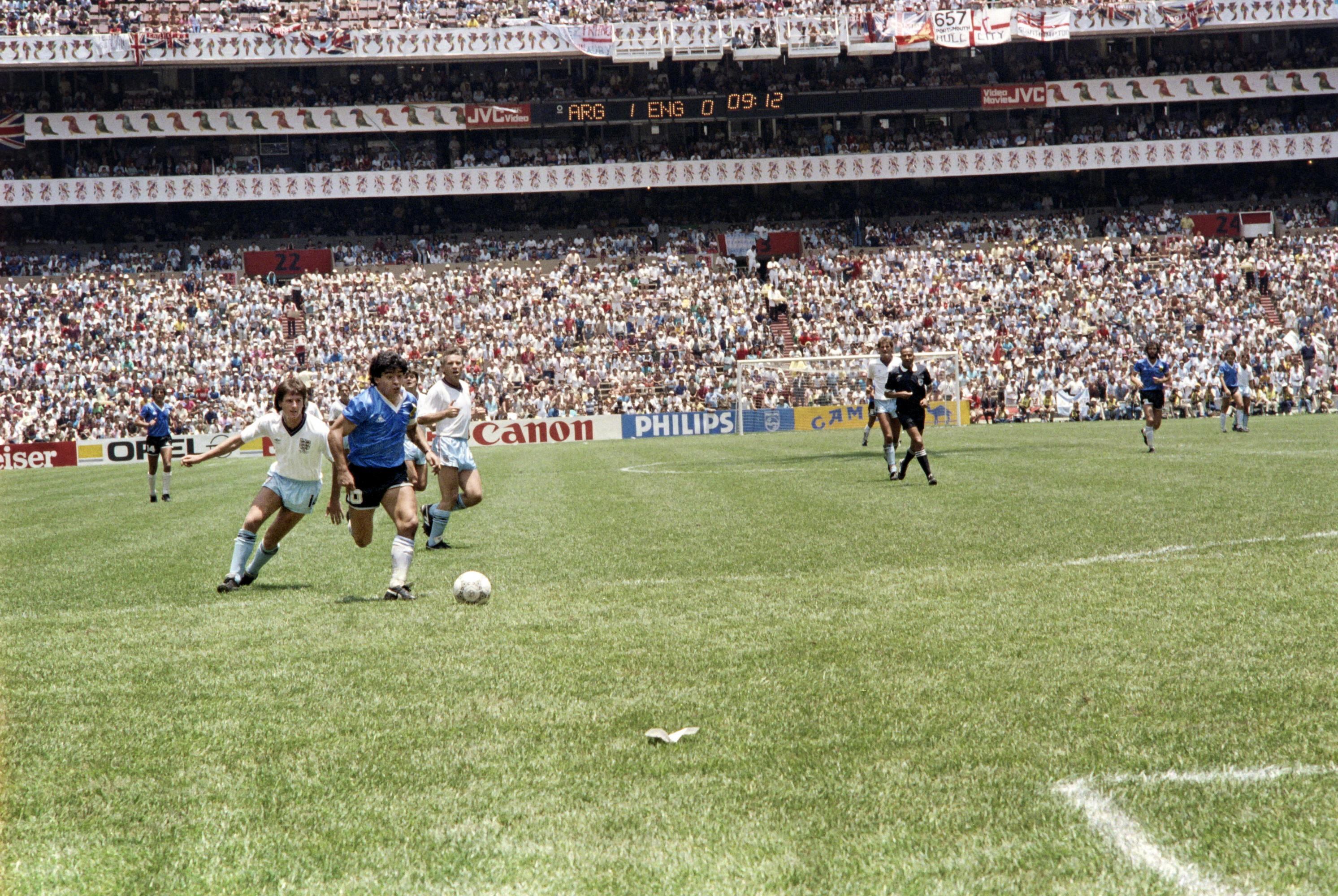 Diego Maradona en el inolvidable juego entre Argentina en Inglaterra en el Mundial de México 86.