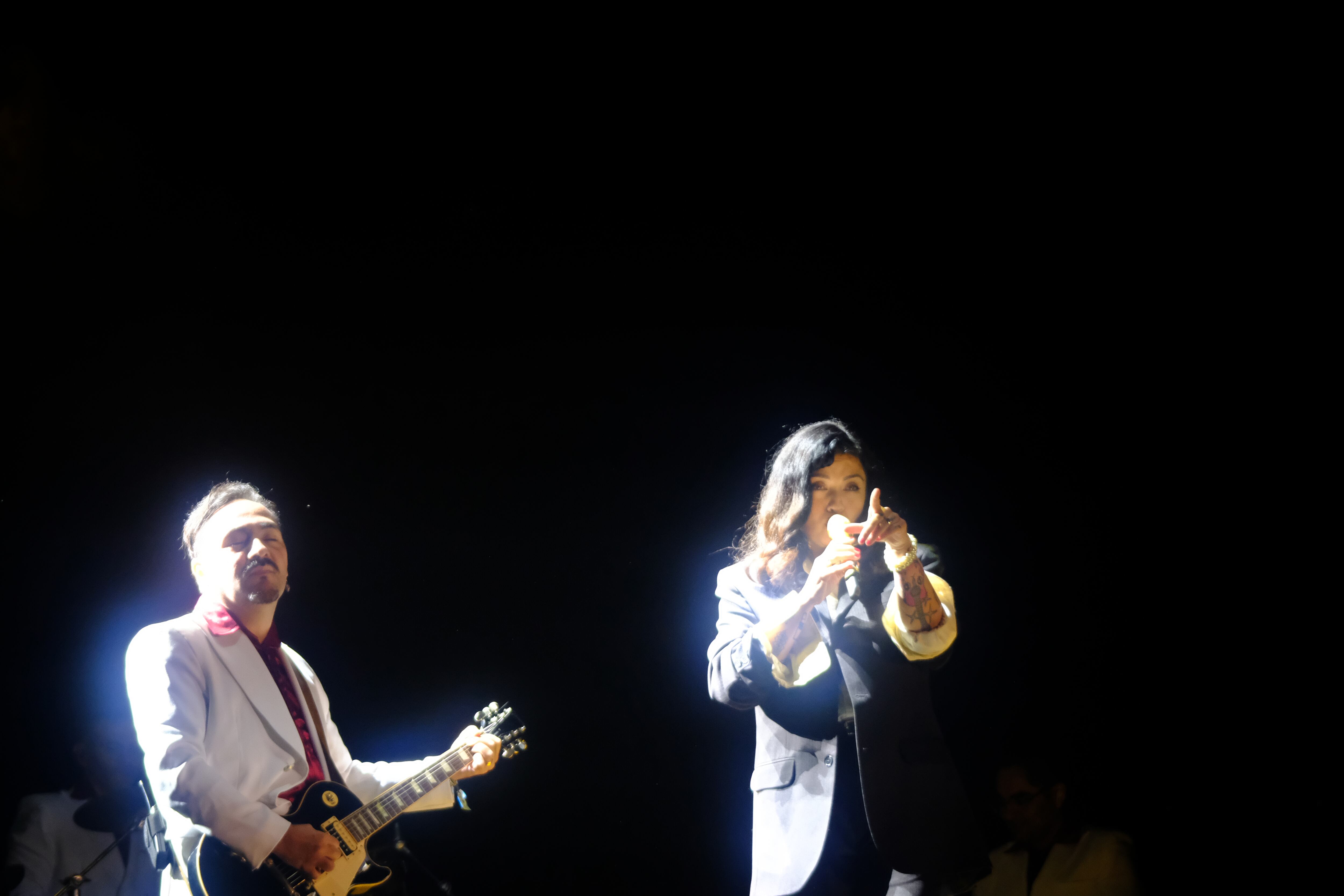 Un guitarrista que eleva la voz de la artista. Mon Laferte en el FESTIVAL CORDILLERA 2022.