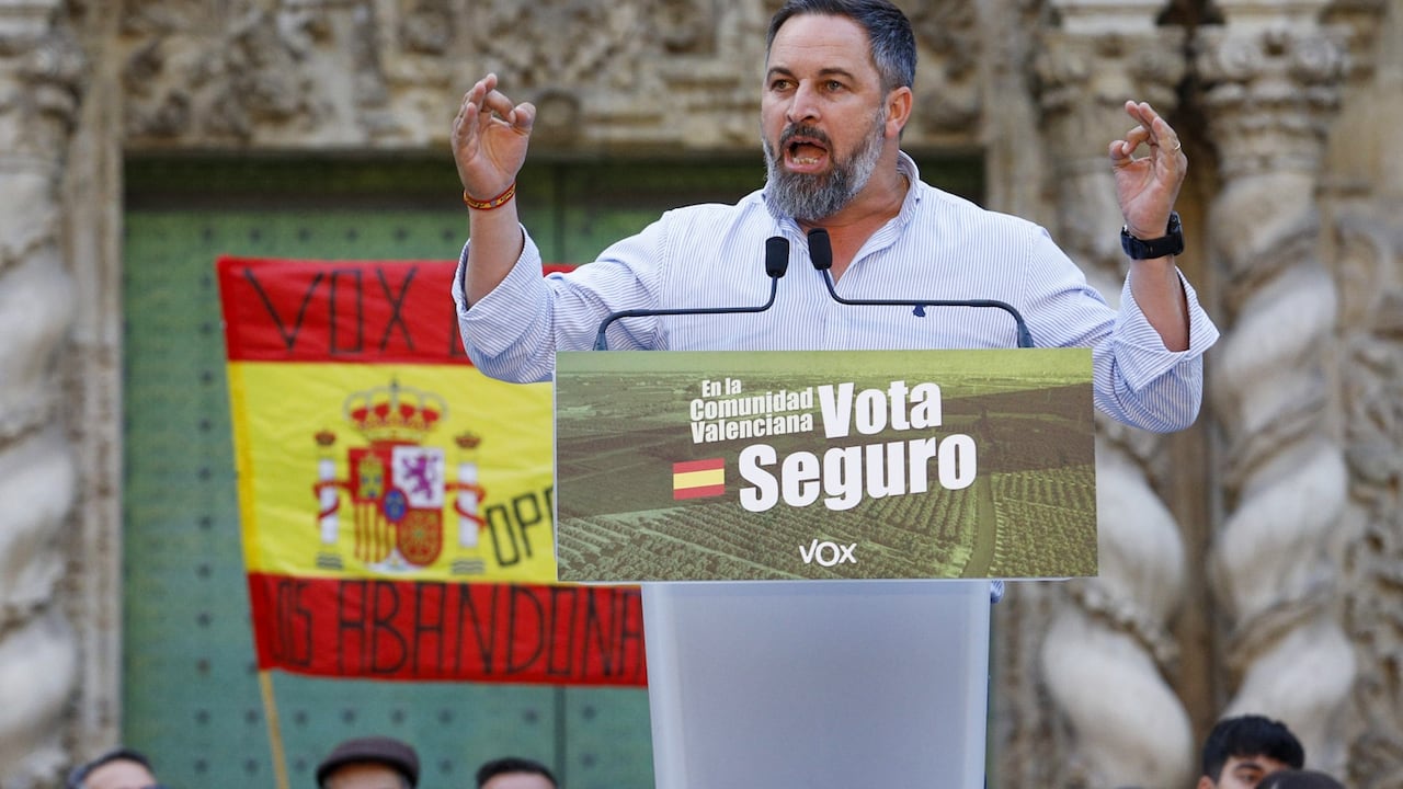 El líder de Vox, Santiago Abascal, en contra de Sánchez y el líder del PP.