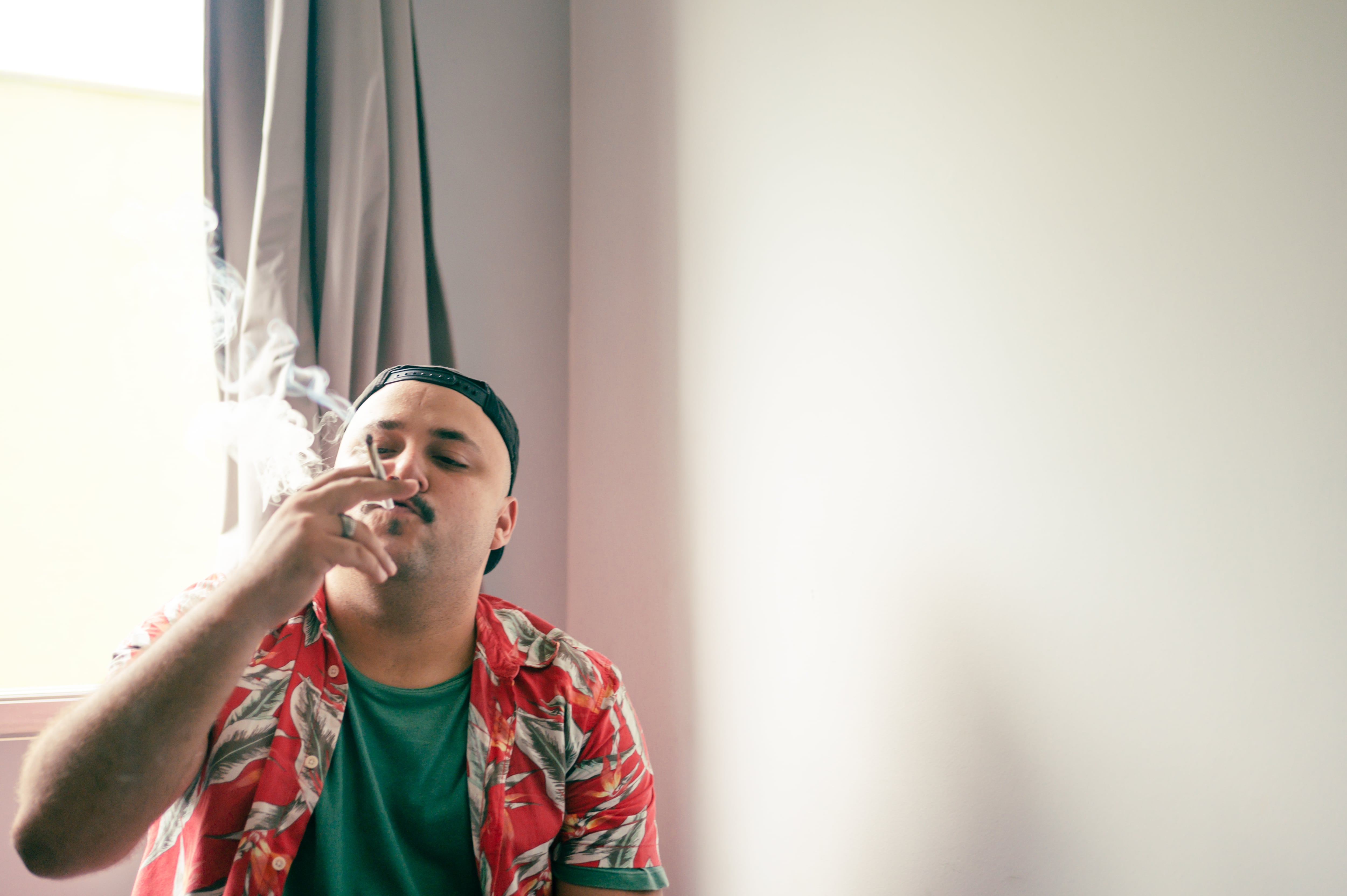 Hombre fumando un cigarrillo de marihuana