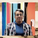 Jaime Cerón, director artístico del 46 SNA (de fondo, la obra de Alberto Baraya).