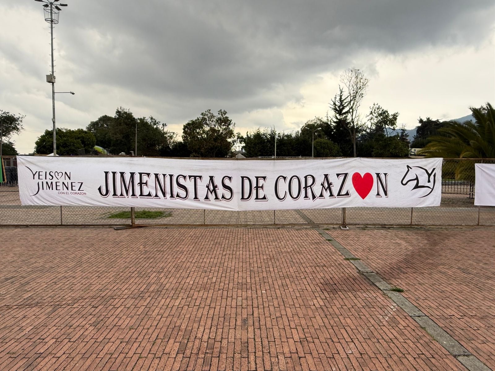 Fanáticos del cantante de música popular llegaron a las afueras del Estadio El Campín y lamentaron su muerte.