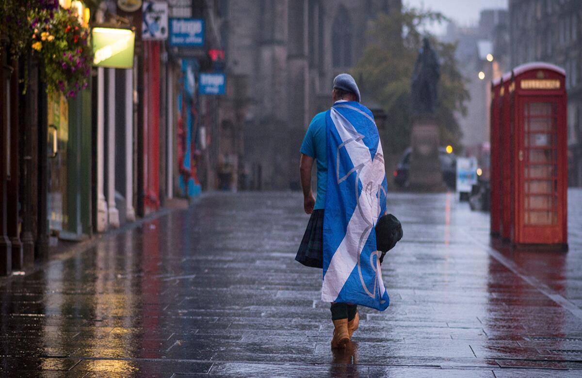 Un hombre a favor de la independencia escocesa regresa a casa solitario luego de que los votantes eligieran, 55 % frente a 45 %, permanecer como parte del Reino Unido. (AP)