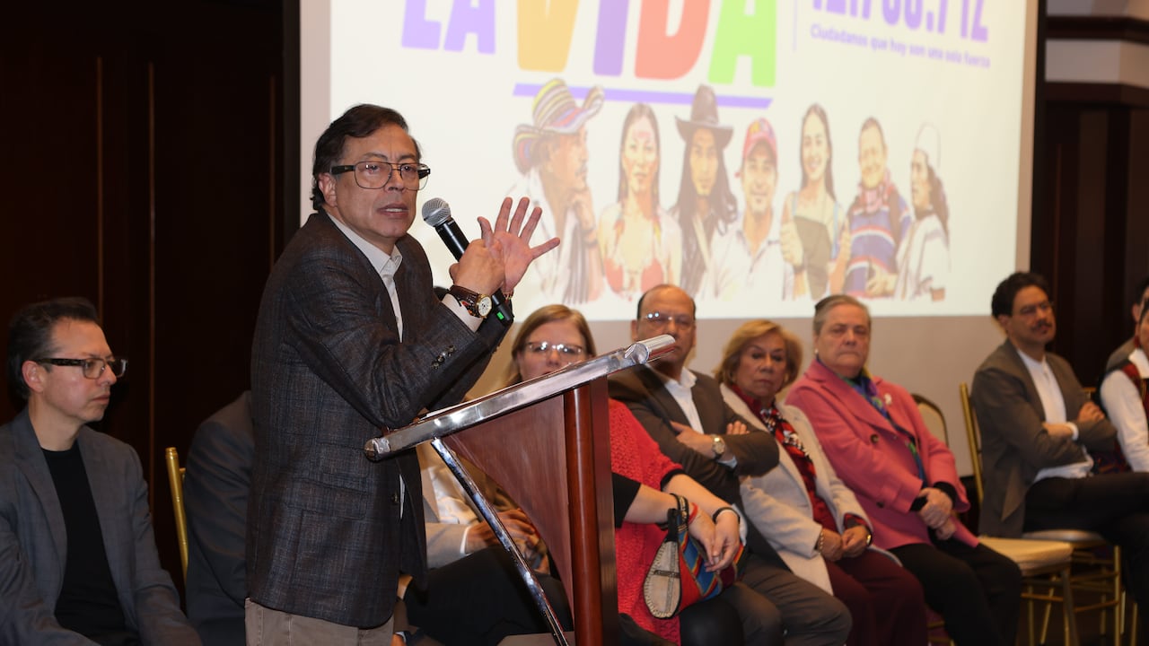 El expresidente de Colombia, Gustavo Petro, y el líder de la oposición y senador del Pacto Histórico, Iván Cepeda, en la presentación del ‘gabinete por la vida’, el 26 de agosto de 2026 en Bogotá.