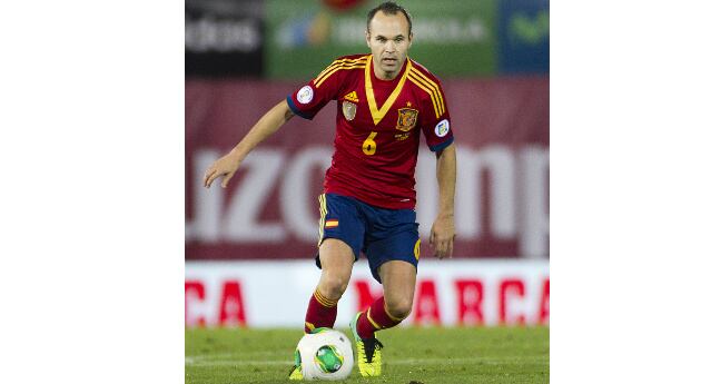 Andrés Iniesta | Además de ser uno de los jugadores más reconocidos del Barcelona y la Selección española de fútbol, Andrés Iniesta estudia Ciencias de la actividad física y el deporte en la Universidad Ramon Llull ubicada en Barcelona.