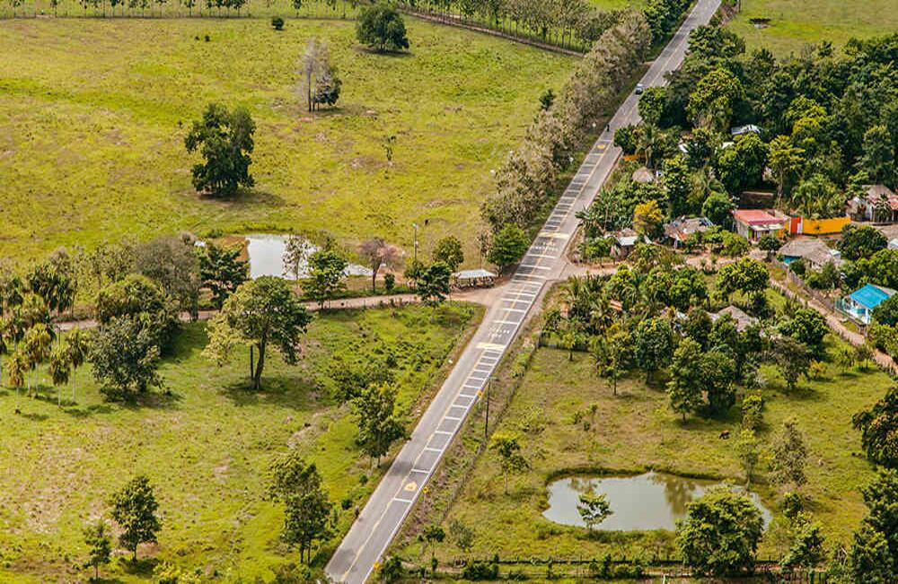 Aeropuerto Leticia. En construcción: 43.050 metros cuadrados de pista. Esas labores se suman a la renovación de la terminal de pasajeros, la terminal de carga, la torre de control y el cuartel de bomberos de este aeropuerto. Inversión: 151.000 millones de pesos. Beneficio: además de aumentar el turismo en la región, se busca generar un impacto social al mejorar la conectividad del departamento con el resto del país.  Terminación de obra: julio 2018.