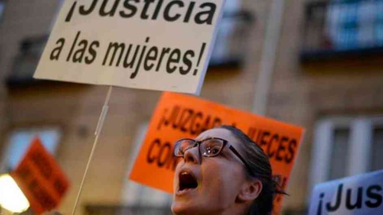 En Madrid se realizó una protesta contra el presunto caso de abuso sexual de cinco hombres a una mujer en las fiestas de San Fermín de 2016, conocido como "La Manada".