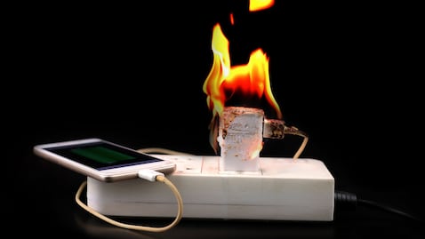 Cargar el celular parece una acción cotidiana e inofensiva, pero hacerlo sobre la cama puede implicar riesgos importantes.