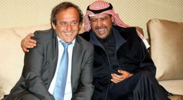 El presidente de la UEFA, Michel Platini (izquierda), sonríe junto al presidente del Comité Olímpico de Asia, Sheikh Ahmed Al-Fahad Al-Sabah.