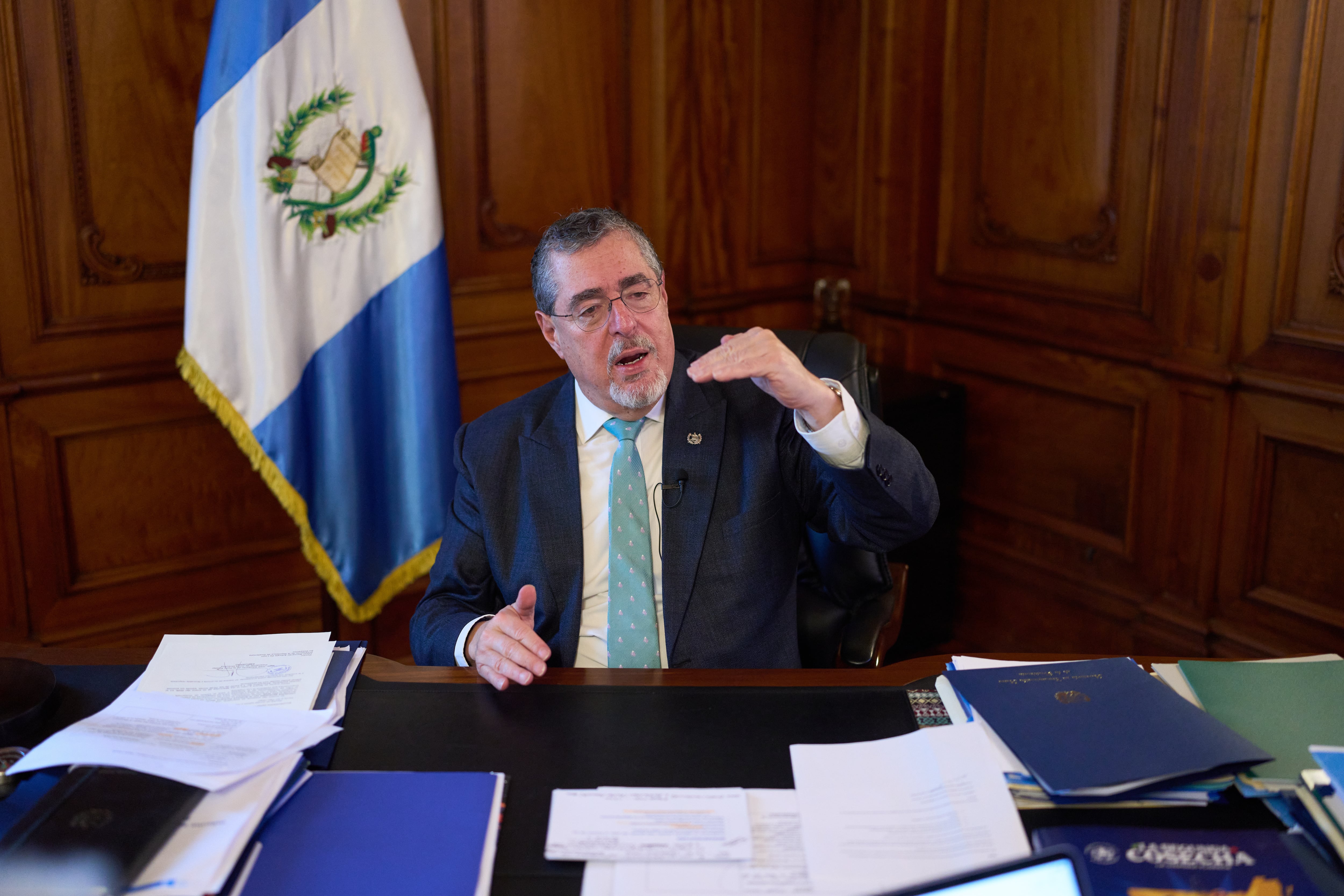 El presidente de Guatemala, Bernardo Arévalo, da una entrevista en su oficina del Palacio Nacional.