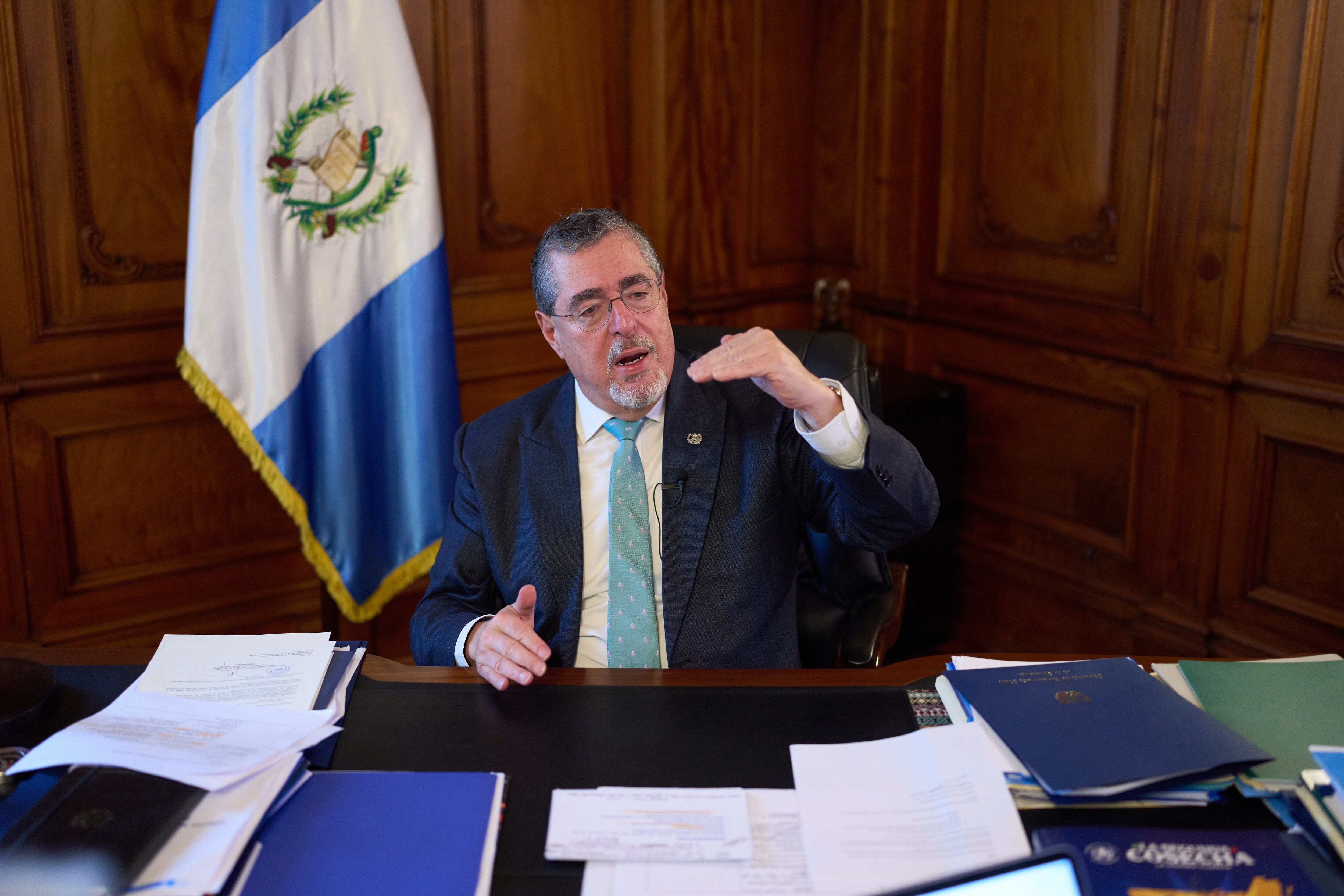 El presidente de Guatemala, Bernardo Arévalo, da una entrevista en su oficina del Palacio Nacional.