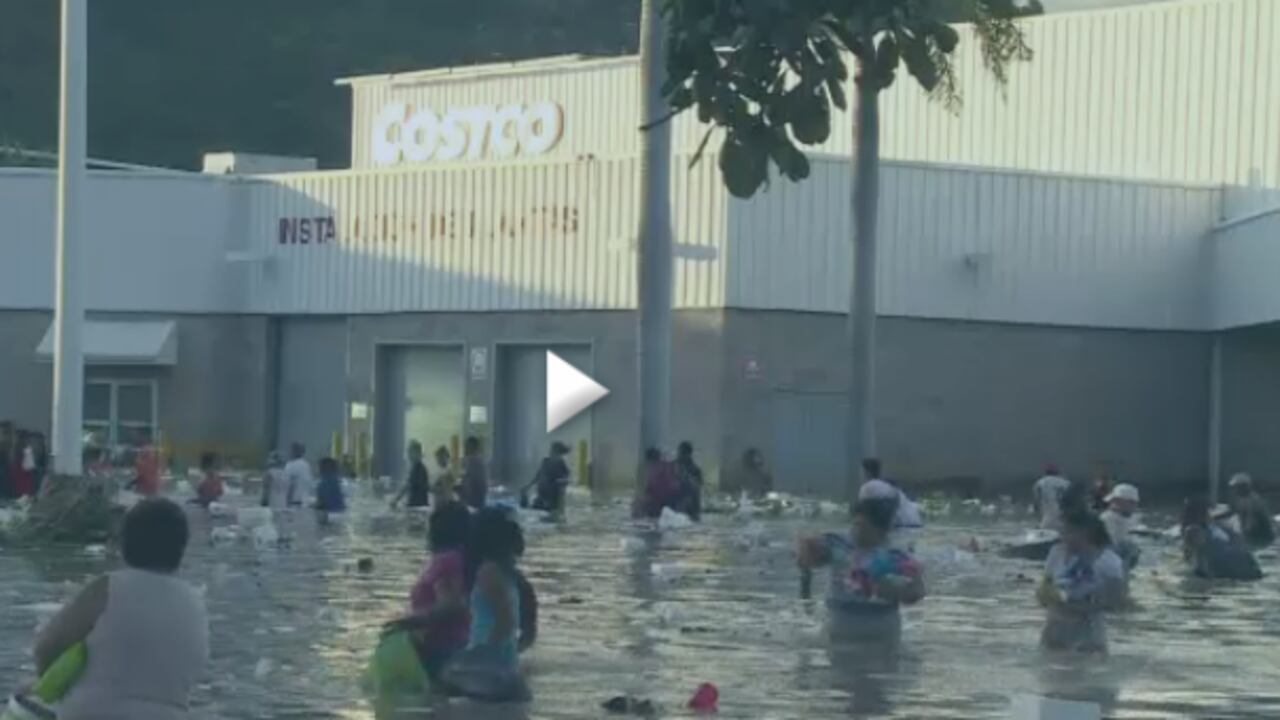 Vuelos comerciales y militares empezaron a evacuar a los miles de turistas varados en el turístico Acapulco por las fuertes tormentas que azotan a México, donde hubo decenas de muertos por la inusual combinación de dos ciclones.