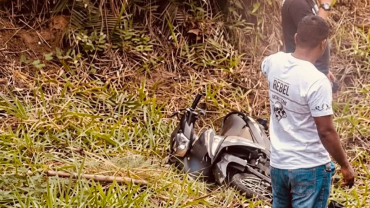 Así terminó la moto en la que iban las víctimas